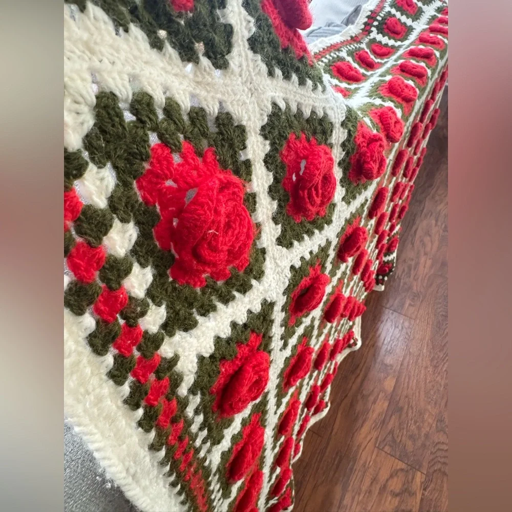 Vintage Crochet 3D Rose Granny Square Afghan Throw 68” x 42” Red/Green‎